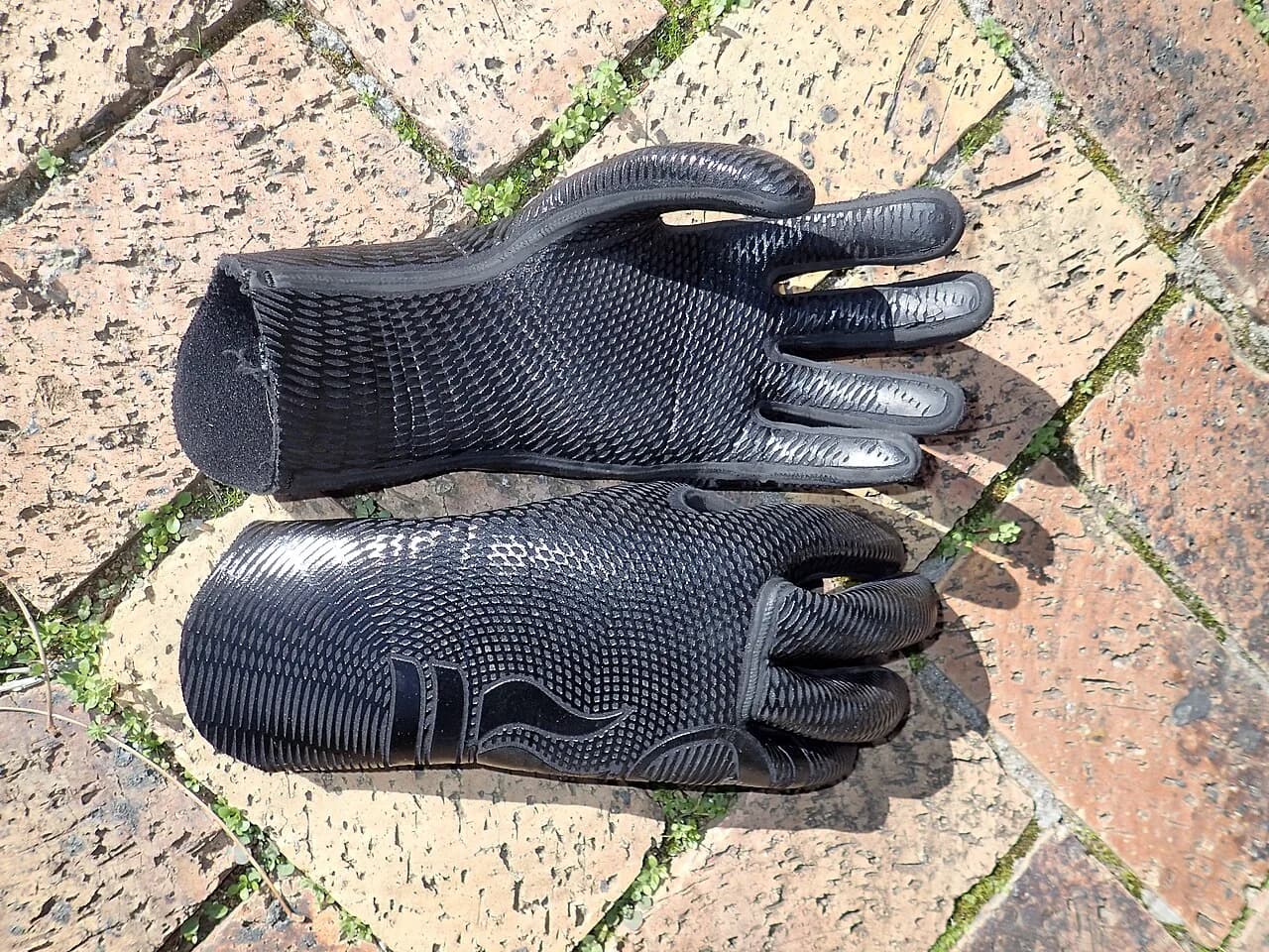 Gants, cagoule et chaussons de plongée : comment les choisir